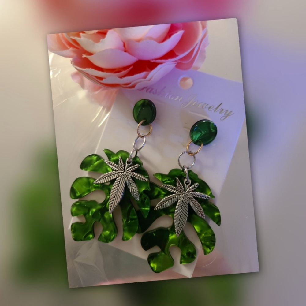 💚Leaf Earrings! Handmade!💚